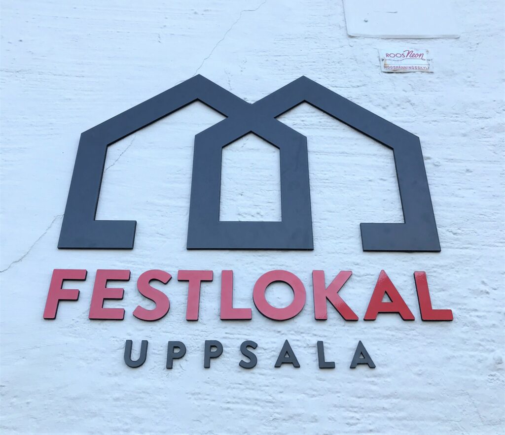 Skylt på fasad från Joker Reklam, Festlokal Uppsala