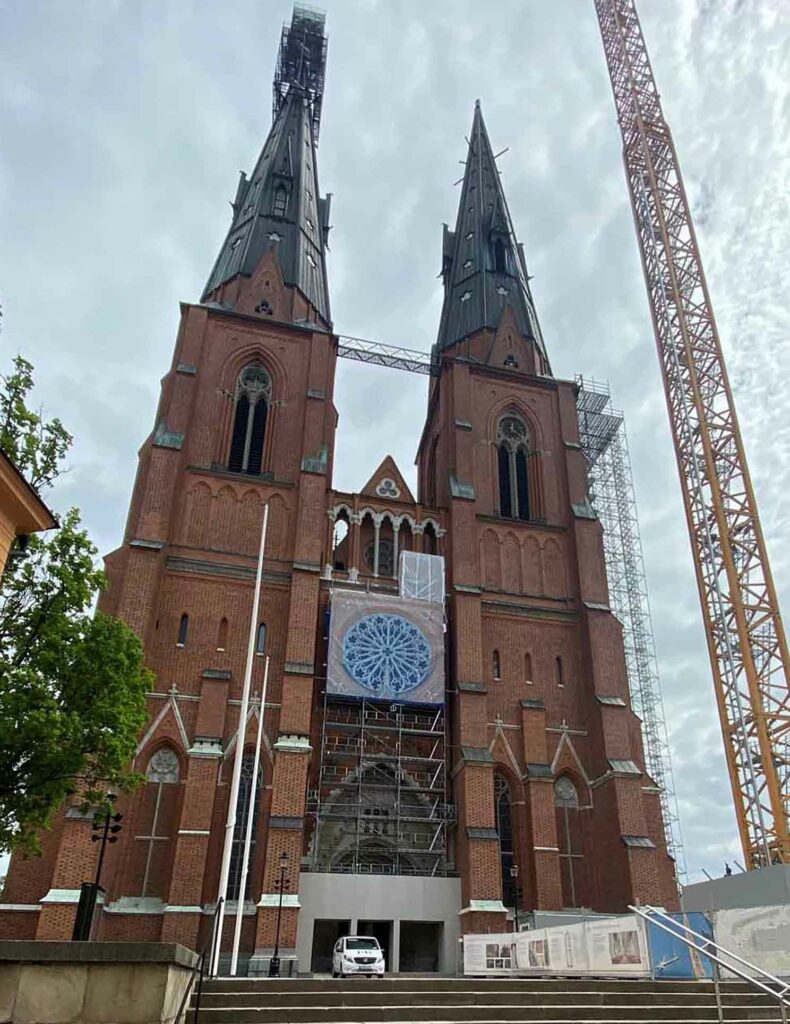 Banderoll från Joker Reklam som sitter på byggställningen vid Domkyrkan i Uppsala