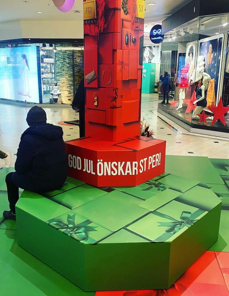 Dekal på golvet och på pelare inne i ett köpcentrum, Produkter från Joker Reklam